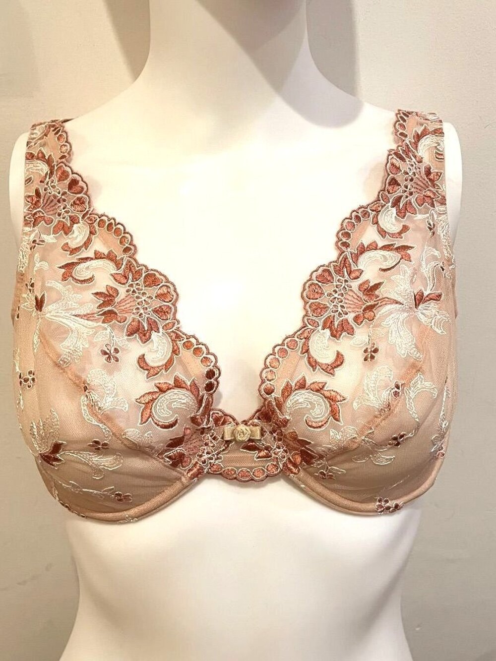 NWOT Feminine Wacoal Embroidered Lace Flower Fields Bra 38C